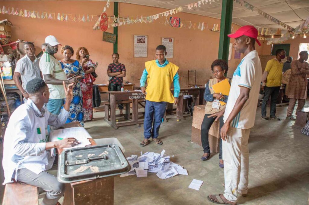 L'un des dépouillements, sous le contrôle d’observateurs et de membres de la Commission électorale nationale autonome, du scrutin législatif à l’école Charles-Guillot de Zongo, à Cotonou, le 8 janvier 2023.