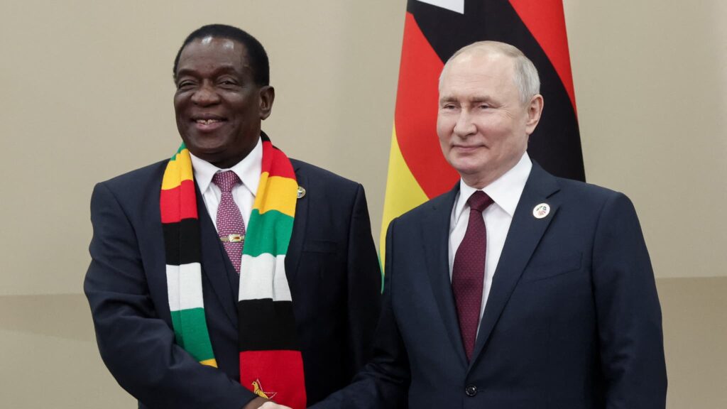 Le-president-de-la-federation-de-Russie-Vladimir-Poutine-et-le-president-du-Zimbabwe-Emmerson-Mnangagwa-le-27-juillet-2023-a-Saint-Petersbourg-Russie-1681285